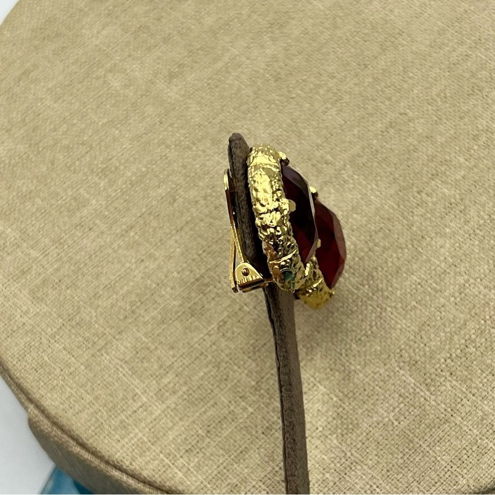 Vintage woman's Pat. Elegant Gold and Red large glass prong set clip on Earrings - Picture 7 of 12